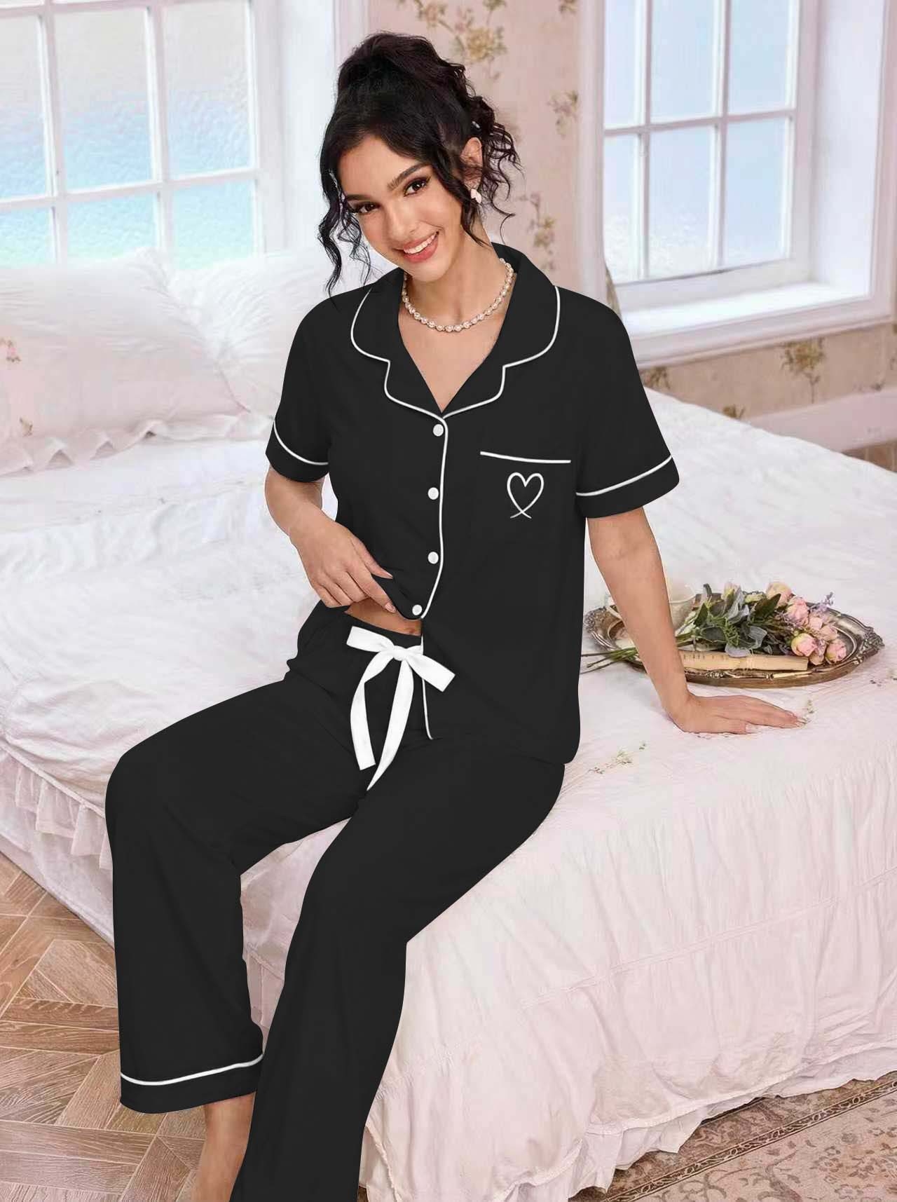 Embroidery In The Piece - Dames pyjamaset met revers, hartvormige borduursels,
